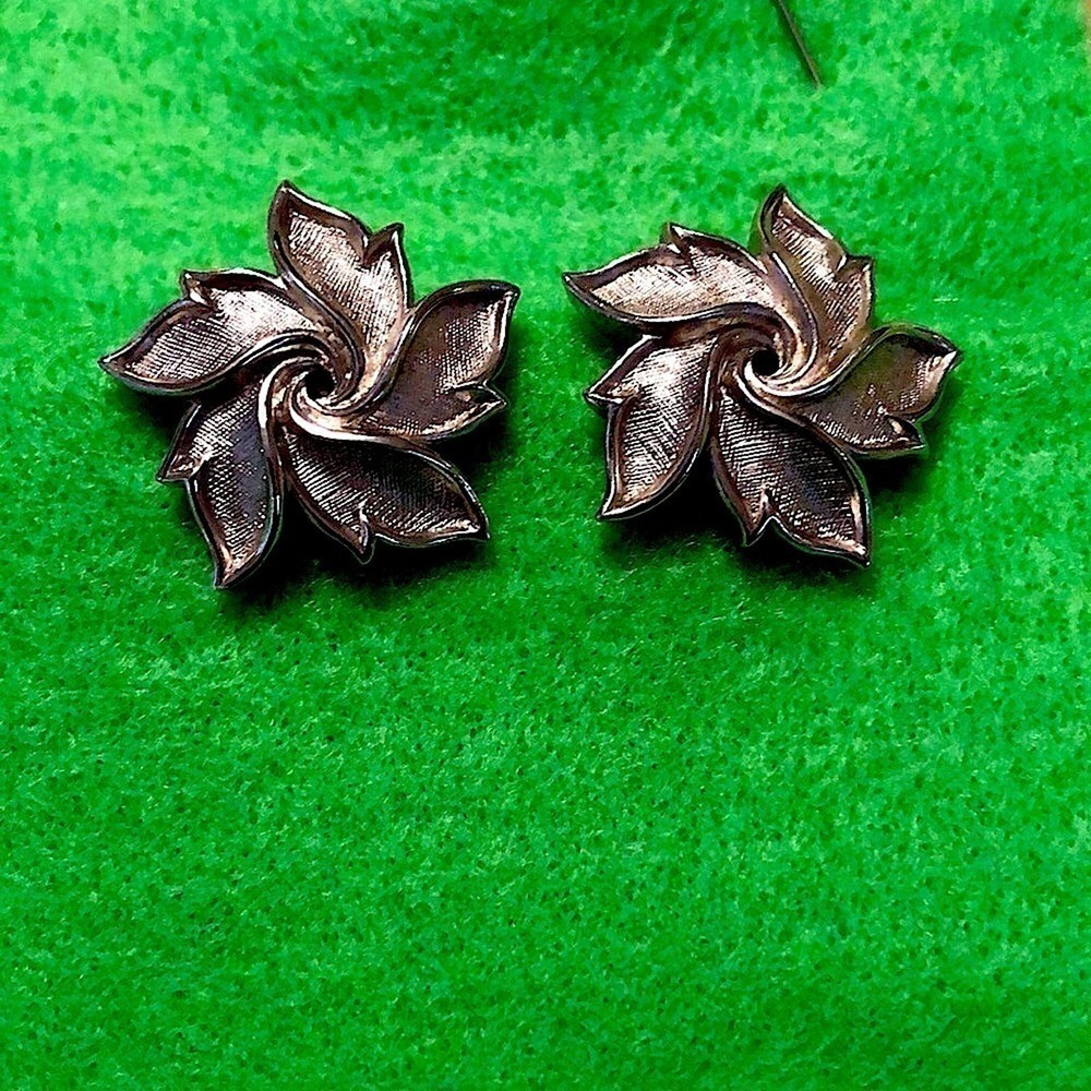 Trifari Silver Swirl Flower Silver Tone Earrings Vintage Clip - Picture 6 of 8